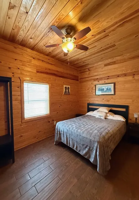 2nd Bedroom: Queen bed with 32" TV on the 1st floor. 2nd Bedroom: Queen bed with 32" TV on the 1st floor.