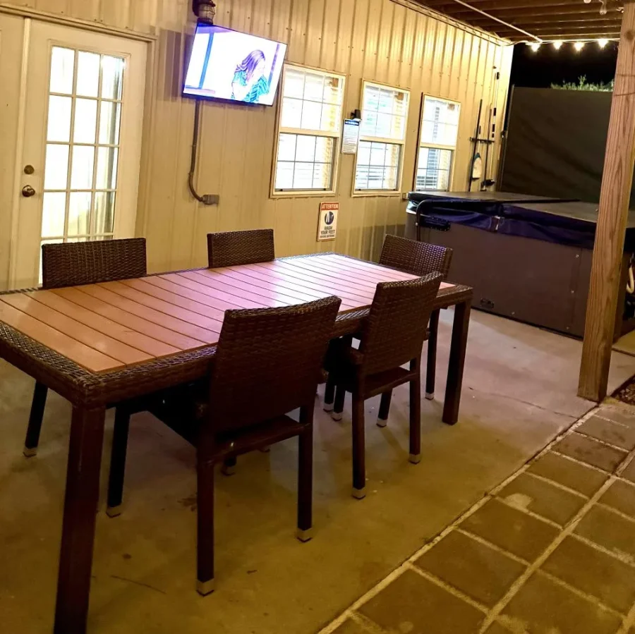 Enjoy tv while relaxing in the spa.
Enjoy tv while relaxing in the spa.
